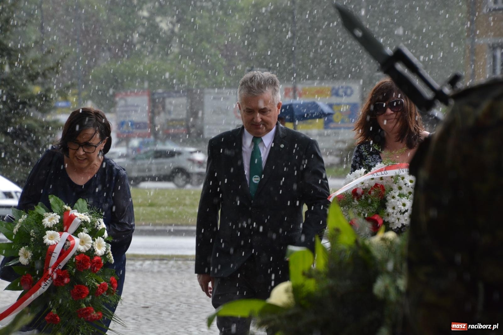 Zdjęcie w galerii na portalu naszraciborz.pl: Obchody Trzeciego Maja w Raciborzu w strugach deszczu [FOTO i WIDEO] wiadomości z regionu