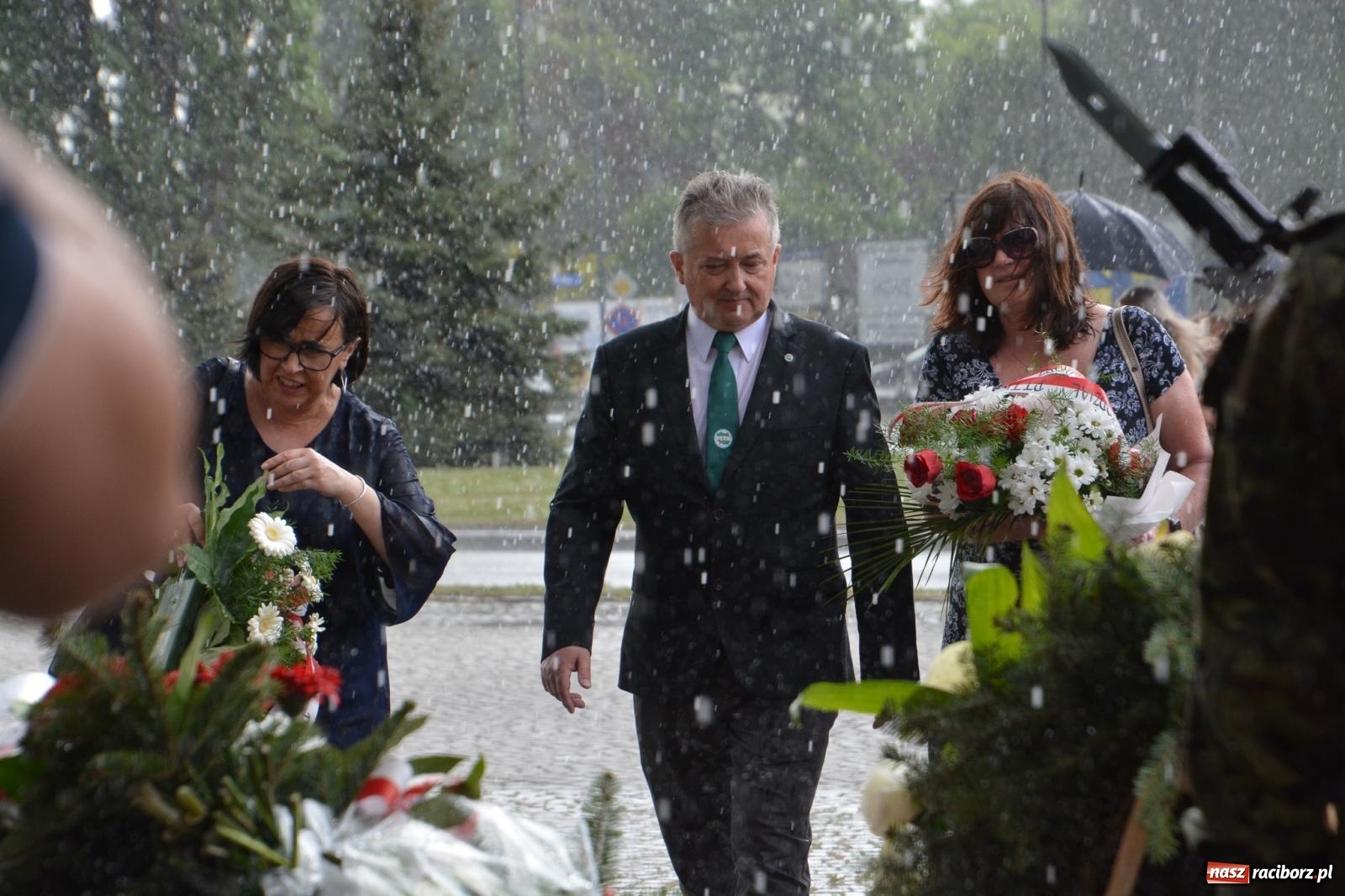 Zdjęcie w galerii na portalu naszraciborz.pl: Obchody Trzeciego Maja w Raciborzu w strugach deszczu [FOTO i WIDEO] wiadomości z regionu