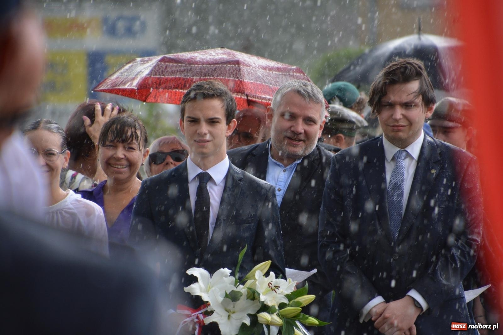 Zdjęcie w galerii na portalu naszraciborz.pl: Obchody Trzeciego Maja w Raciborzu w strugach deszczu [FOTO i WIDEO] wiadomości z regionu