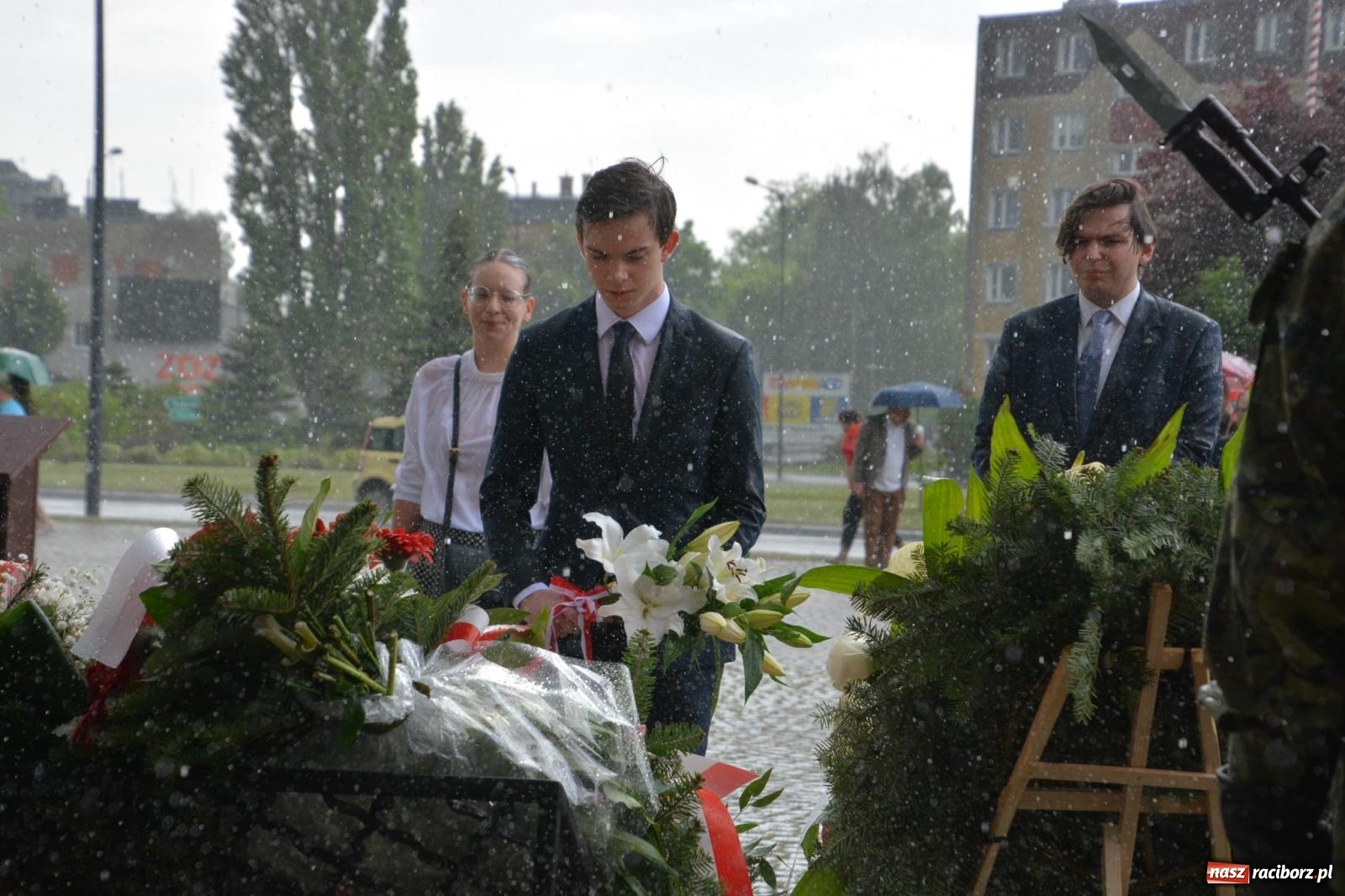Zdjęcie w galerii na portalu naszraciborz.pl: Obchody Trzeciego Maja w Raciborzu w strugach deszczu [FOTO i WIDEO] wiadomości z regionu
