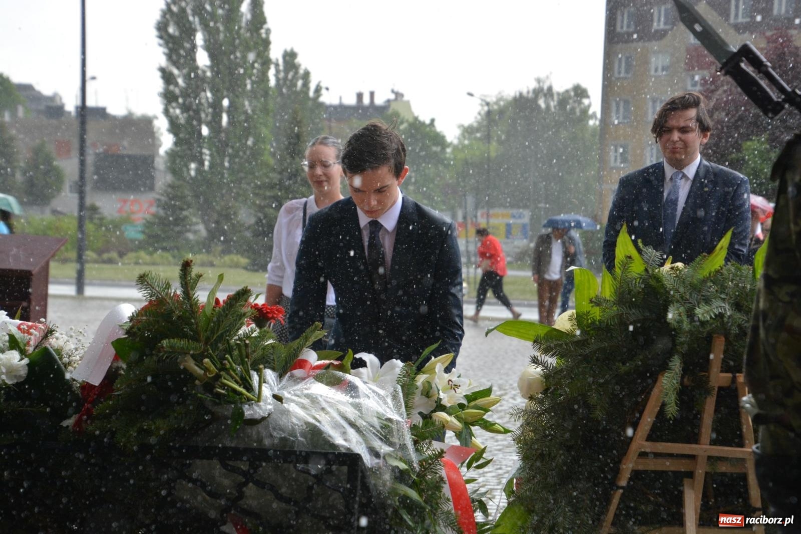 Zdjęcie w galerii na portalu naszraciborz.pl: Obchody Trzeciego Maja w Raciborzu w strugach deszczu [FOTO i WIDEO] wiadomości z regionu