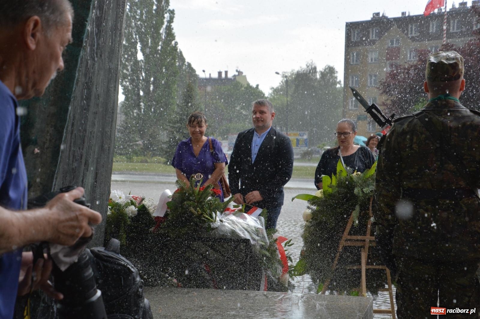 Zdjęcie w galerii na portalu naszraciborz.pl: Obchody Trzeciego Maja w Raciborzu w strugach deszczu [FOTO i WIDEO] wiadomości z regionu