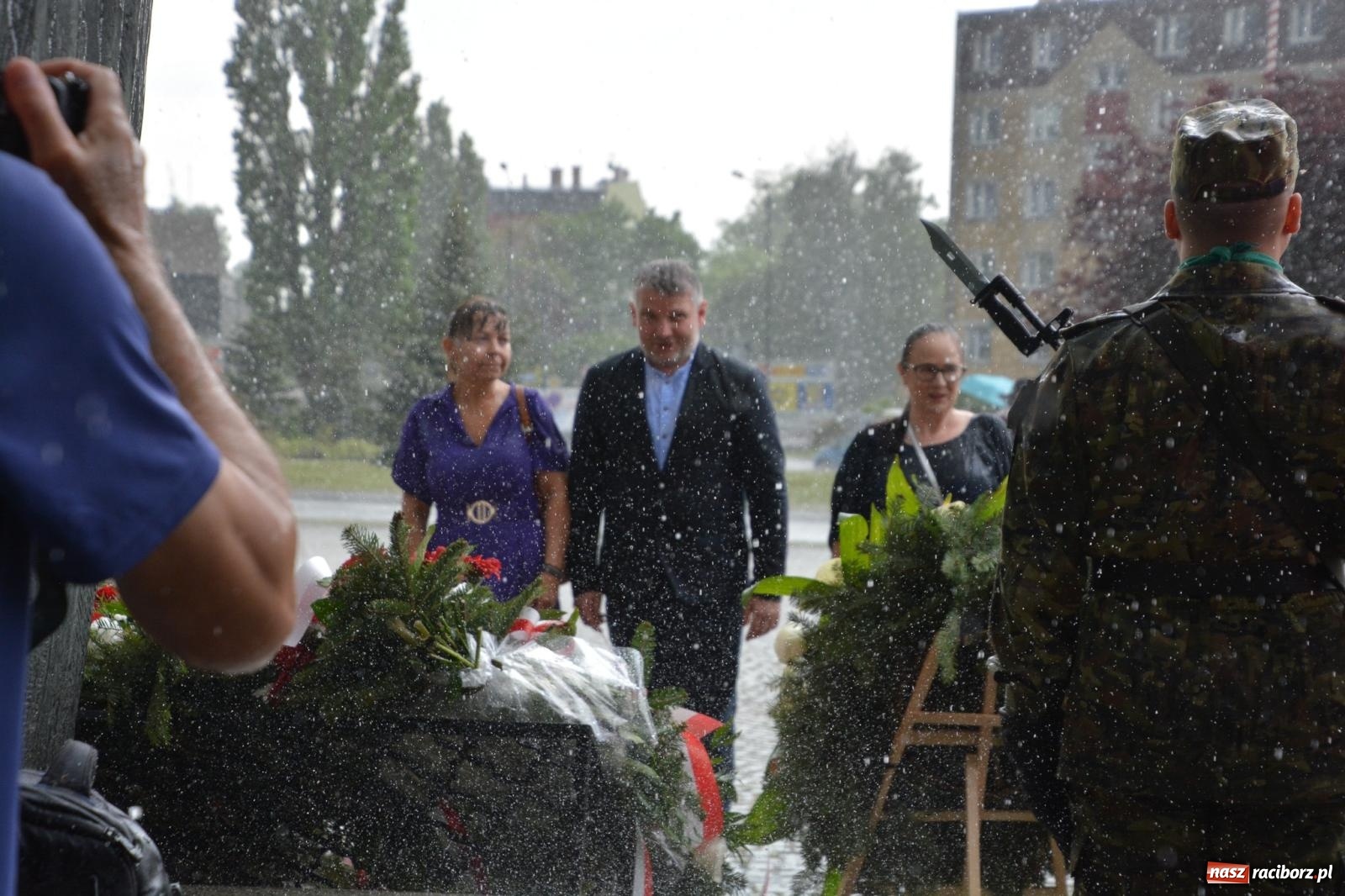 Zdjęcie w galerii na portalu naszraciborz.pl: Obchody Trzeciego Maja w Raciborzu w strugach deszczu [FOTO i WIDEO] wiadomości z regionu