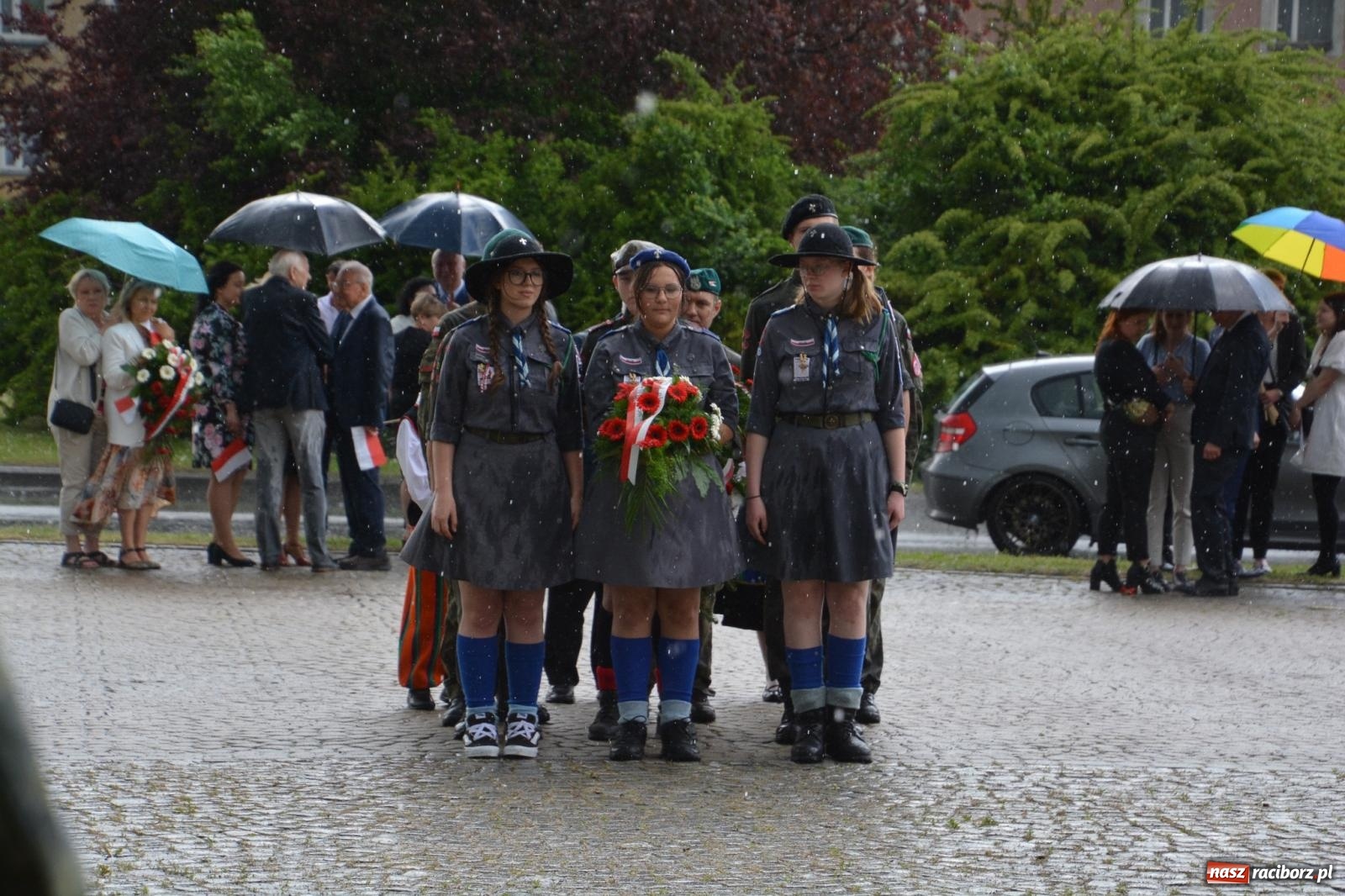 Zdjęcie w galerii na portalu naszraciborz.pl: Obchody Trzeciego Maja w Raciborzu w strugach deszczu [FOTO i WIDEO] wiadomości z regionu