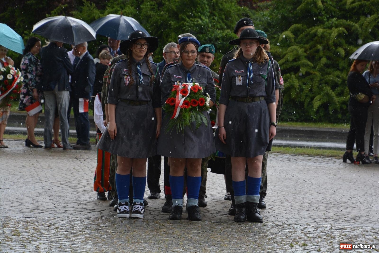 Zdjęcie w galerii na portalu naszraciborz.pl: Obchody Trzeciego Maja w Raciborzu w strugach deszczu [FOTO i WIDEO] wiadomości z regionu