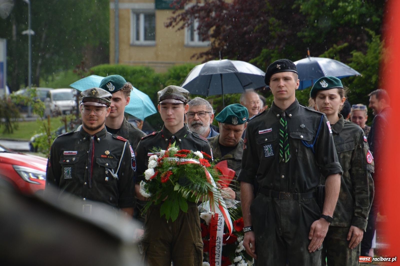 Zdjęcie w galerii na portalu naszraciborz.pl: Obchody Trzeciego Maja w Raciborzu w strugach deszczu [FOTO i WIDEO] wiadomości z regionu
