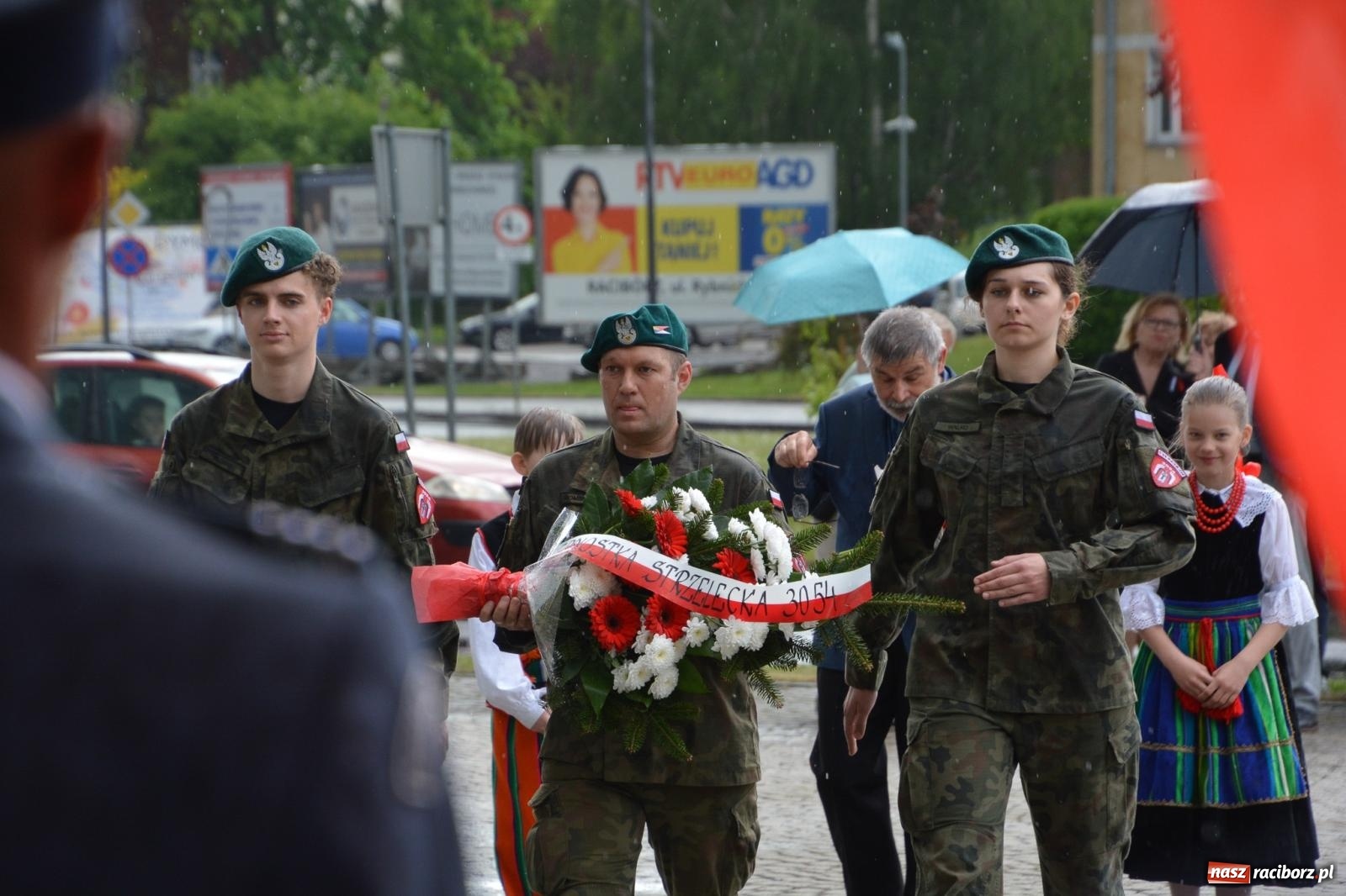 Zdjęcie w galerii na portalu naszraciborz.pl: Obchody Trzeciego Maja w Raciborzu w strugach deszczu [FOTO i WIDEO] wiadomości z regionu