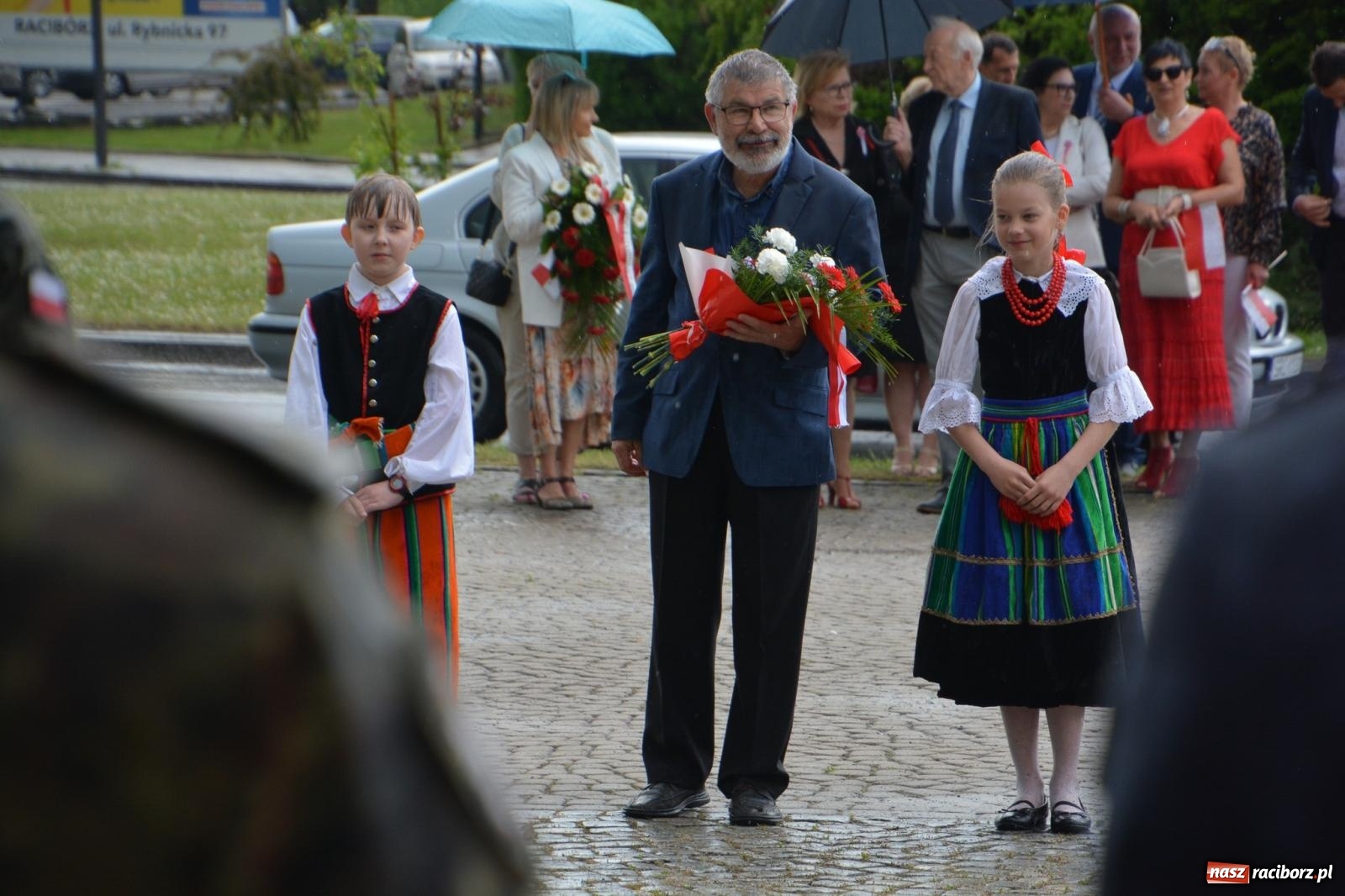 Zdjęcie w galerii na portalu naszraciborz.pl: Obchody Trzeciego Maja w Raciborzu w strugach deszczu [FOTO i WIDEO] wiadomości z regionu
