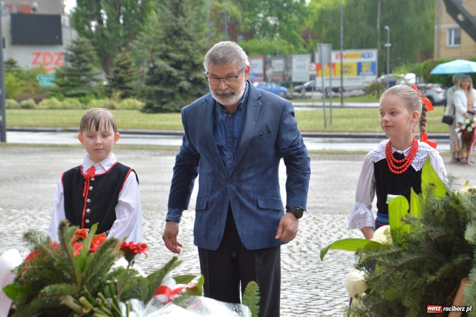 Zdjęcie w galerii na portalu naszraciborz.pl: Obchody Trzeciego Maja w Raciborzu w strugach deszczu [FOTO i WIDEO] wiadomości z regionu