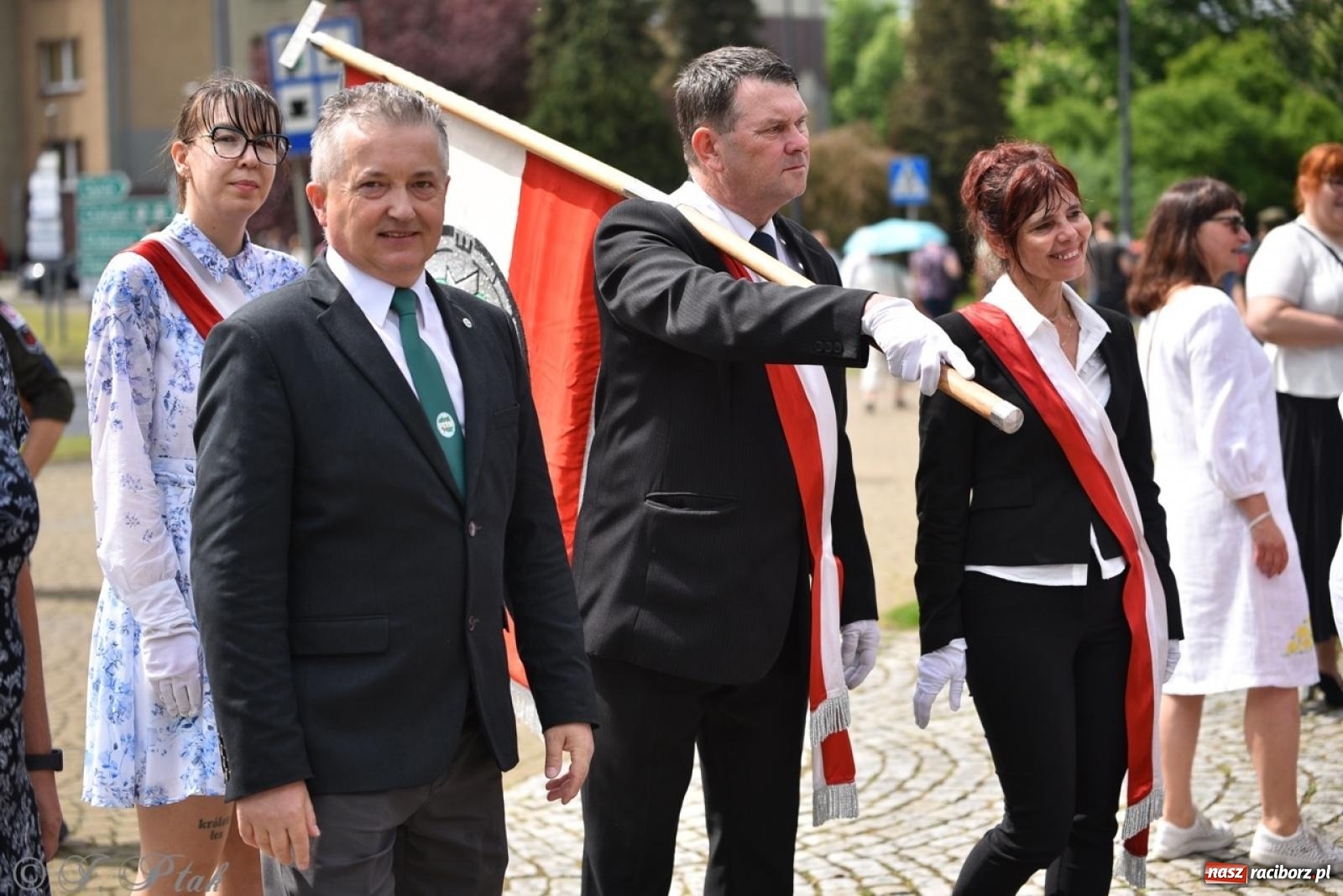 Zdjęcie w galerii na portalu naszraciborz.pl: Obchody Trzeciego Maja w Raciborzu w strugach deszczu [FOTO i WIDEO] wiadomości z regionu