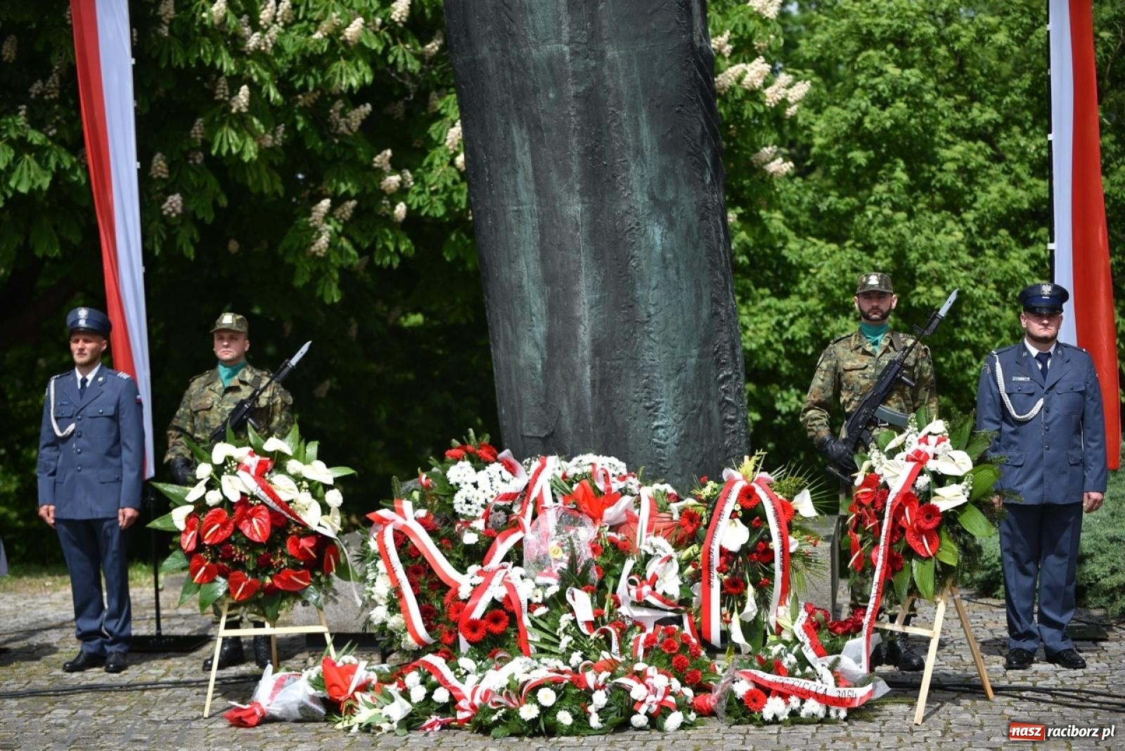 Zdjęcie w galerii na portalu naszraciborz.pl: Obchody Trzeciego Maja w Raciborzu w strugach deszczu [FOTO i WIDEO] wiadomości z regionu