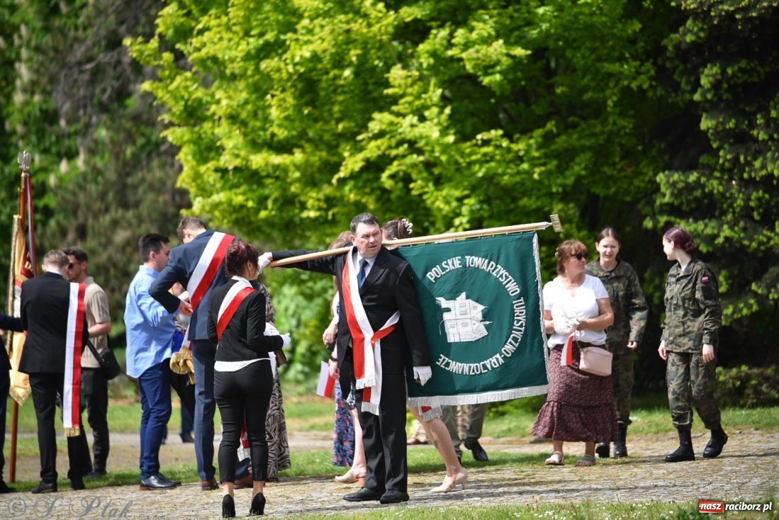 Zdjęcie w galerii na portalu naszraciborz.pl: Obchody Trzeciego Maja w Raciborzu w strugach deszczu [FOTO i WIDEO] wiadomości z regionu