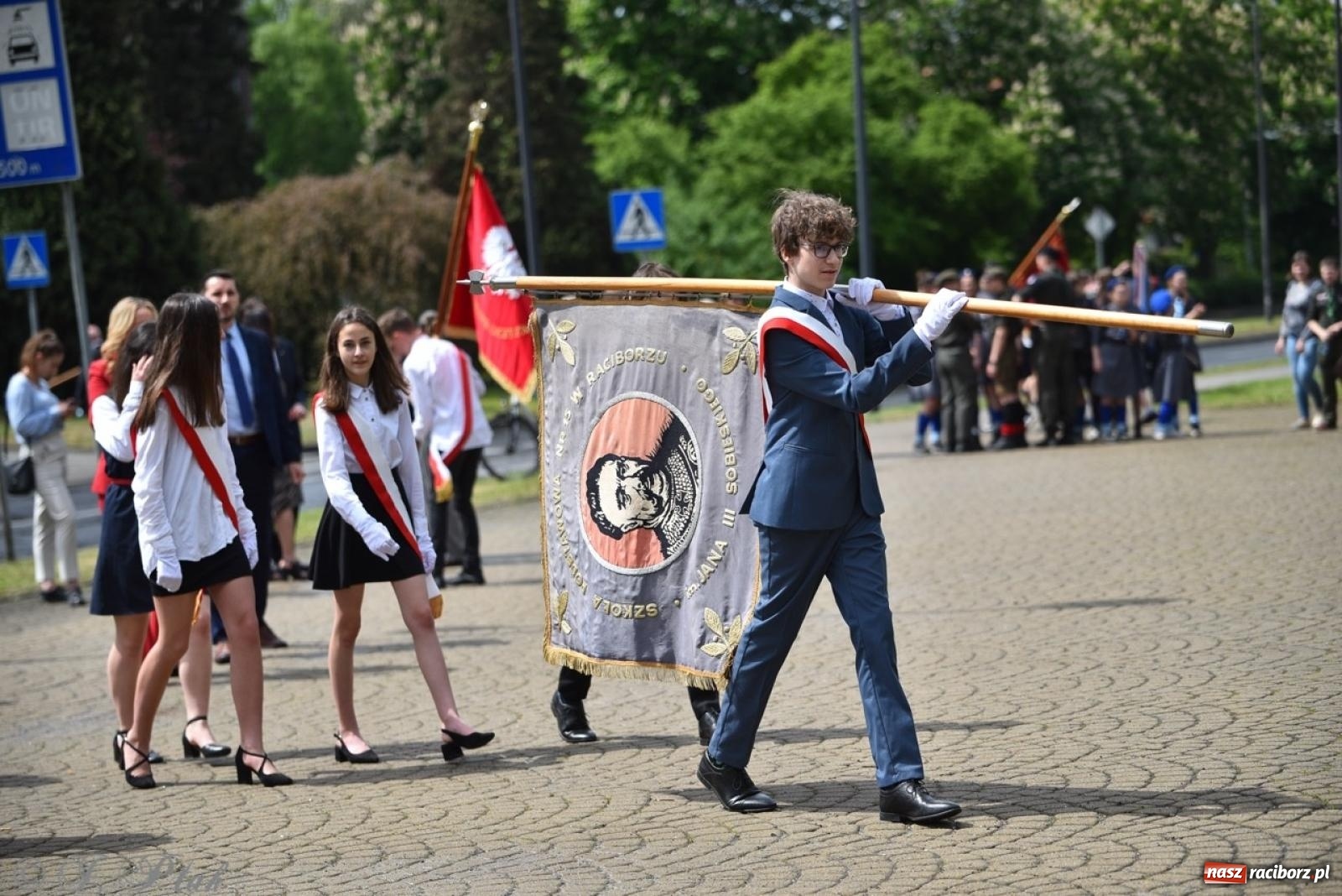 Zdjęcie w galerii na portalu naszraciborz.pl: Obchody Trzeciego Maja w Raciborzu w strugach deszczu [FOTO i WIDEO] wiadomości z regionu