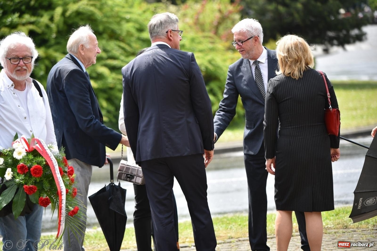 Zdjęcie w galerii na portalu naszraciborz.pl: Obchody Trzeciego Maja w Raciborzu w strugach deszczu [FOTO i WIDEO] wiadomości z regionu