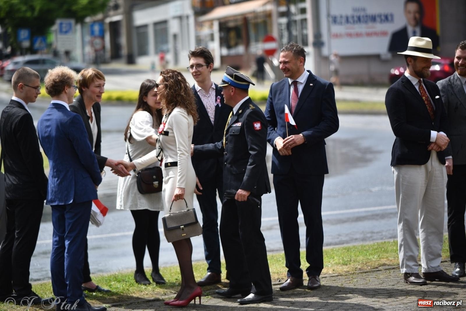 Zdjęcie w galerii na portalu naszraciborz.pl: Obchody Trzeciego Maja w Raciborzu w strugach deszczu [FOTO i WIDEO] wiadomości z regionu