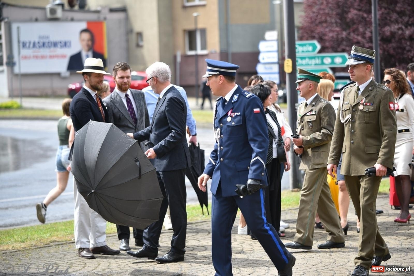 Zdjęcie w galerii na portalu naszraciborz.pl: Obchody Trzeciego Maja w Raciborzu w strugach deszczu [FOTO i WIDEO] wiadomości z regionu