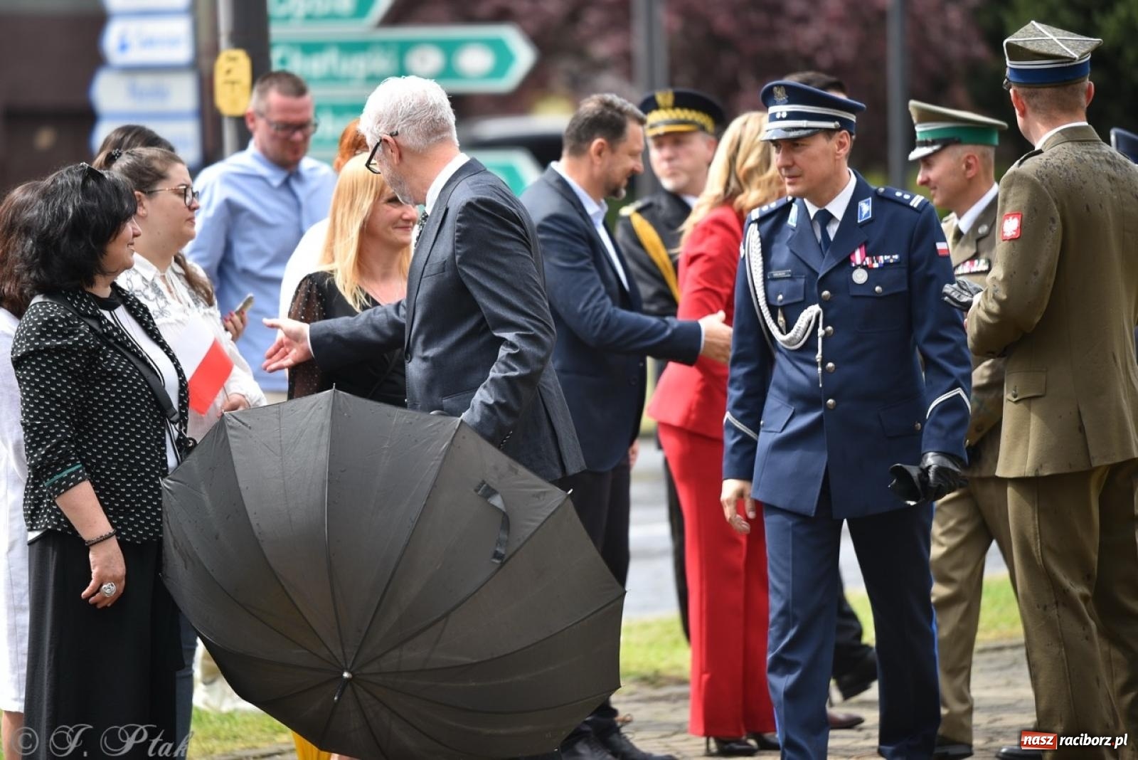 Zdjęcie w galerii na portalu naszraciborz.pl: Obchody Trzeciego Maja w Raciborzu w strugach deszczu [FOTO i WIDEO] wiadomości z regionu