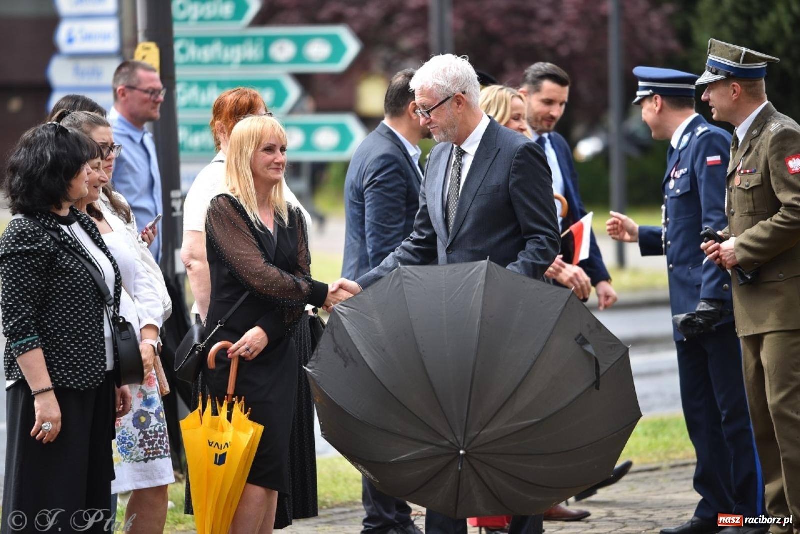 Zdjęcie w galerii na portalu naszraciborz.pl: Obchody Trzeciego Maja w Raciborzu w strugach deszczu [FOTO i WIDEO] wiadomości z regionu