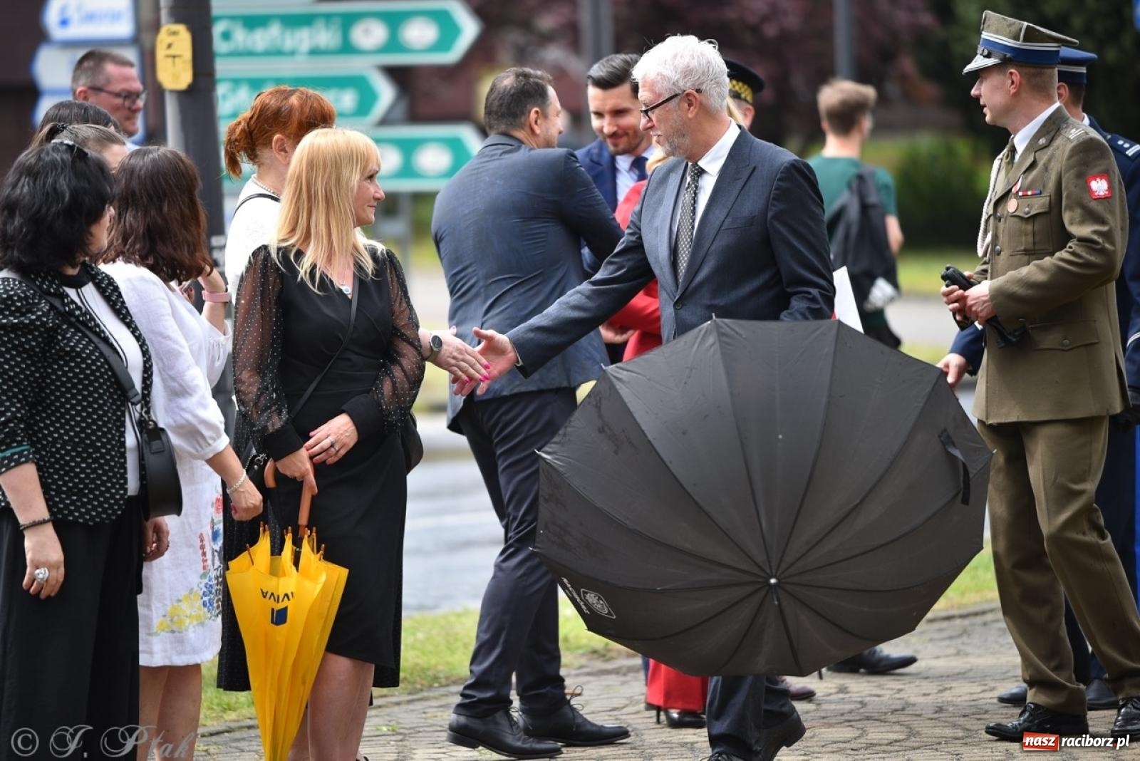 Zdjęcie w galerii na portalu naszraciborz.pl: Obchody Trzeciego Maja w Raciborzu w strugach deszczu [FOTO i WIDEO] wiadomości z regionu