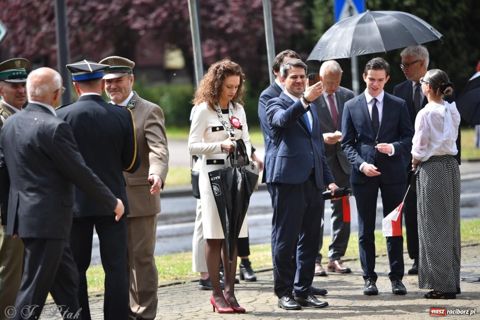 Zdjęcie w galerii na portalu naszraciborz.pl: Obchody Trzeciego Maja w Raciborzu w strugach deszczu [FOTO i WIDEO] wiadomości z regionu