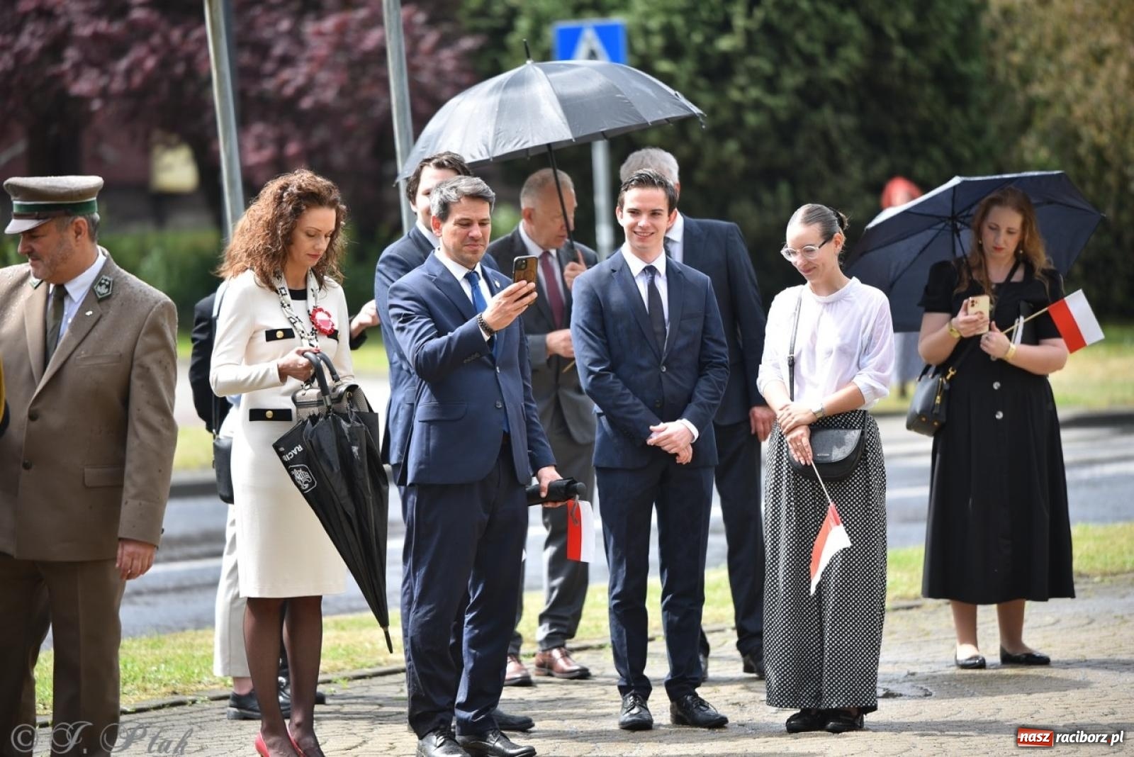 Zdjęcie w galerii na portalu naszraciborz.pl: Obchody Trzeciego Maja w Raciborzu w strugach deszczu [FOTO i WIDEO] wiadomości z regionu