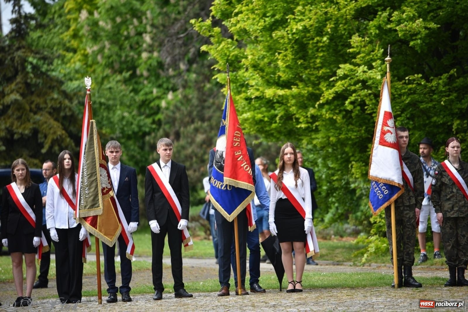 Zdjęcie w galerii na portalu naszraciborz.pl: Obchody Trzeciego Maja w Raciborzu w strugach deszczu [FOTO i WIDEO] wiadomości z regionu