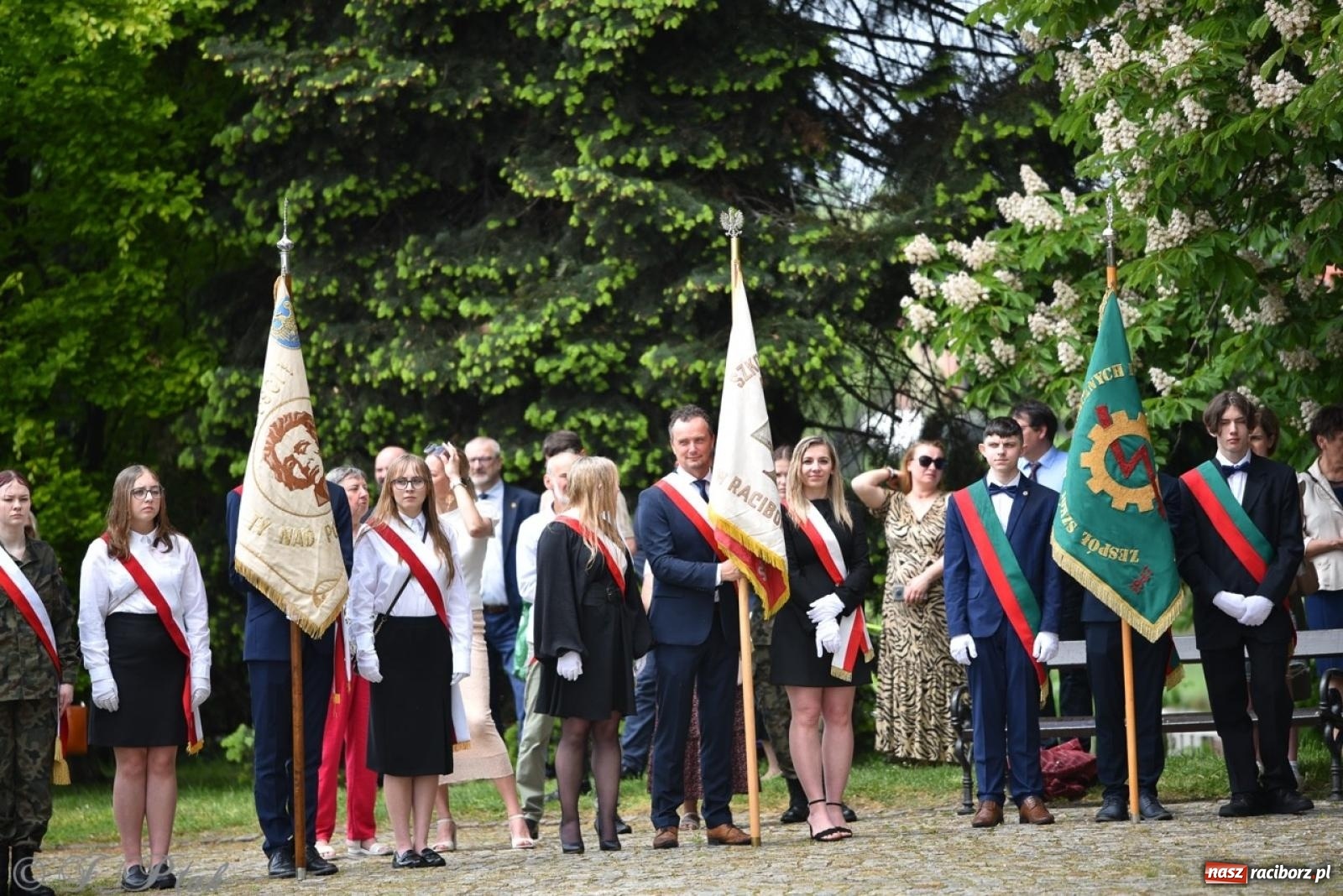 Zdjęcie w galerii na portalu naszraciborz.pl: Obchody Trzeciego Maja w Raciborzu w strugach deszczu [FOTO i WIDEO] wiadomości z regionu