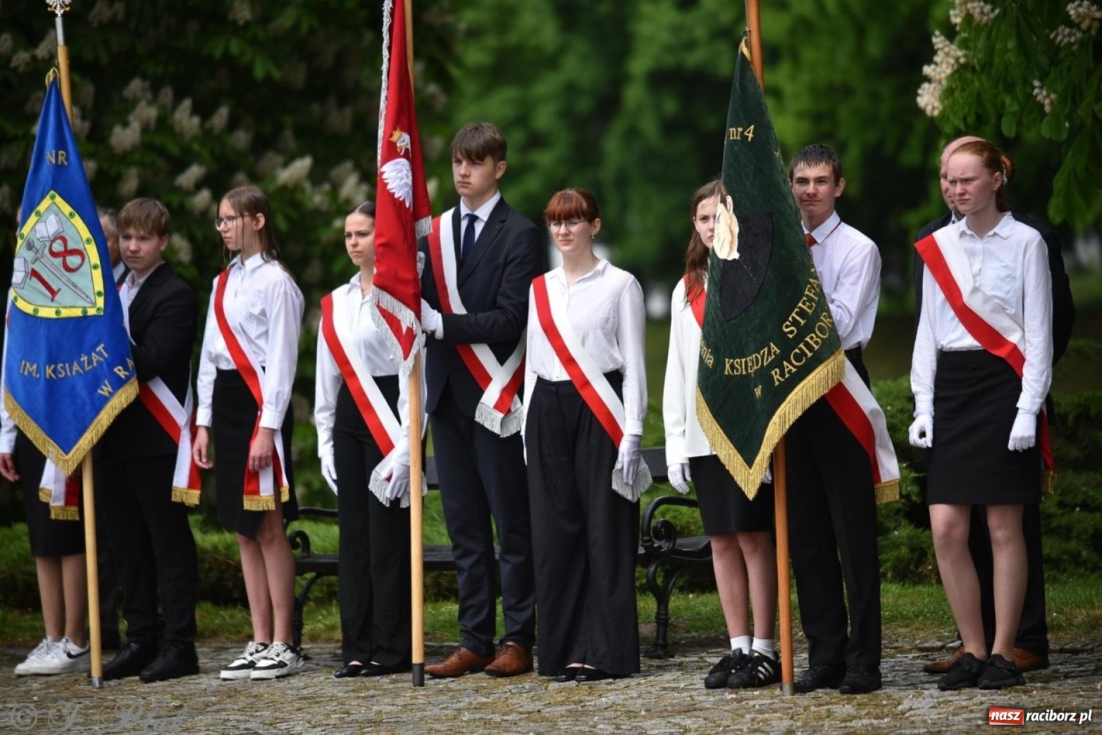 Zdjęcie w galerii na portalu naszraciborz.pl: Obchody Trzeciego Maja w Raciborzu w strugach deszczu [FOTO i WIDEO] wiadomości z regionu