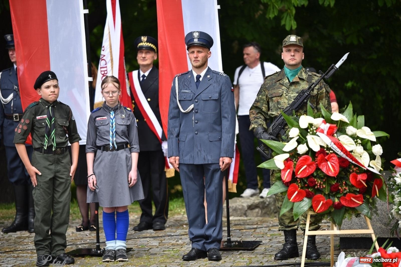 Zdjęcie w galerii na portalu naszraciborz.pl: Obchody Trzeciego Maja w Raciborzu w strugach deszczu [FOTO i WIDEO] wiadomości z regionu