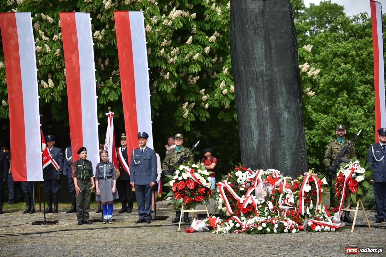 Zdjęcie w galerii na portalu naszraciborz.pl: Obchody Trzeciego Maja w Raciborzu w strugach deszczu [FOTO i WIDEO] wiadomości z regionu