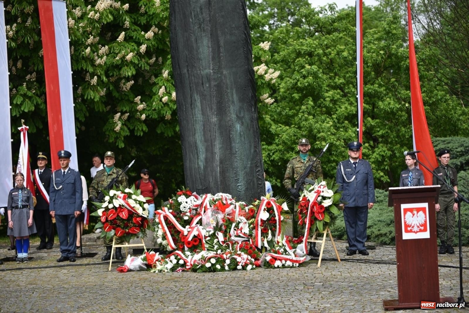 Zdjęcie w galerii na portalu naszraciborz.pl: Obchody Trzeciego Maja w Raciborzu w strugach deszczu [FOTO i WIDEO] wiadomości z regionu