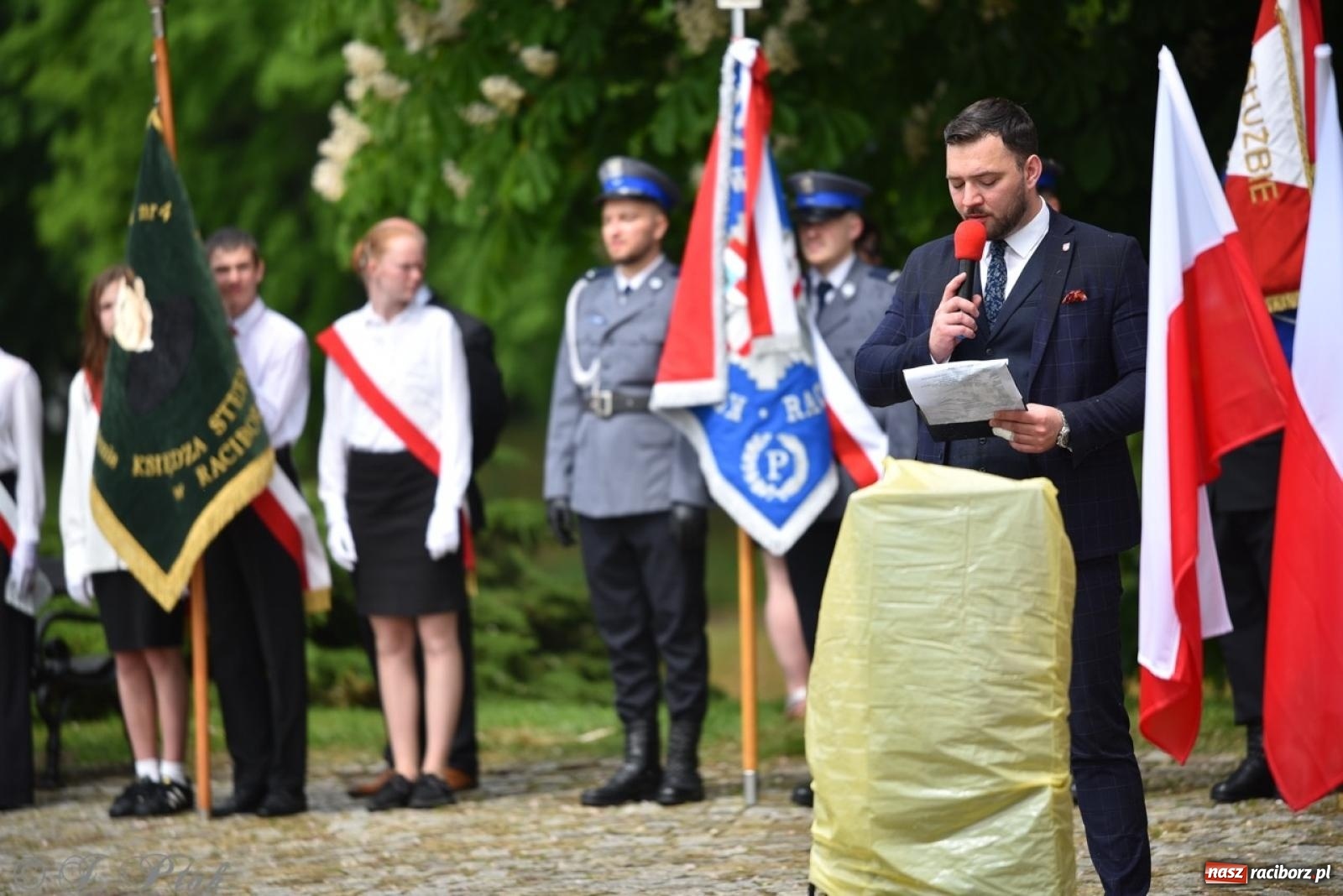 Zdjęcie w galerii na portalu naszraciborz.pl: Obchody Trzeciego Maja w Raciborzu w strugach deszczu [FOTO i WIDEO] wiadomości z regionu