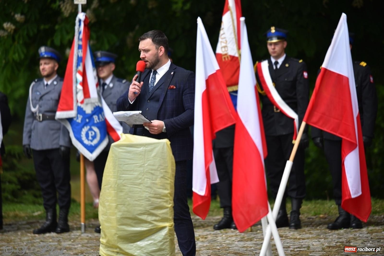 Zdjęcie w galerii na portalu naszraciborz.pl: Obchody Trzeciego Maja w Raciborzu w strugach deszczu [FOTO i WIDEO] wiadomości z regionu