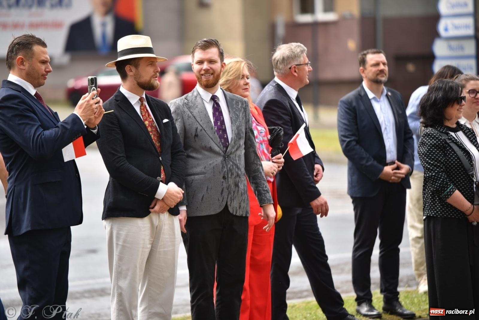 Zdjęcie w galerii na portalu naszraciborz.pl: Obchody Trzeciego Maja w Raciborzu w strugach deszczu [FOTO i WIDEO] wiadomości z regionu