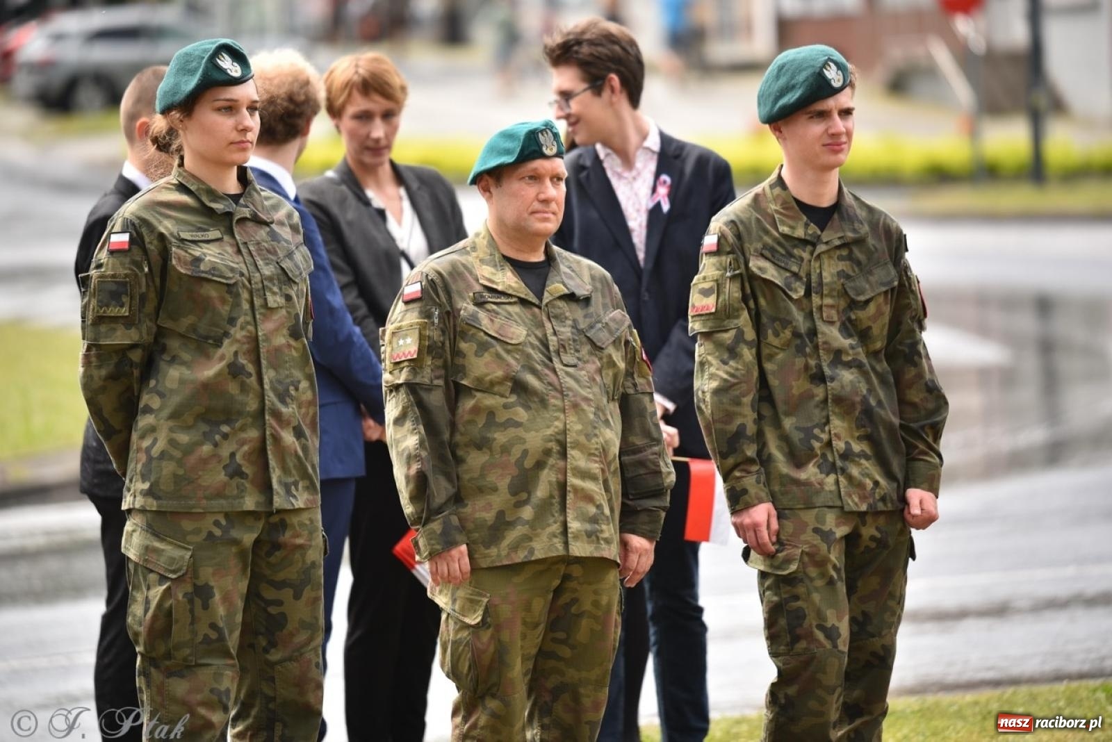 Zdjęcie w galerii na portalu naszraciborz.pl: Obchody Trzeciego Maja w Raciborzu w strugach deszczu [FOTO i WIDEO] wiadomości z regionu