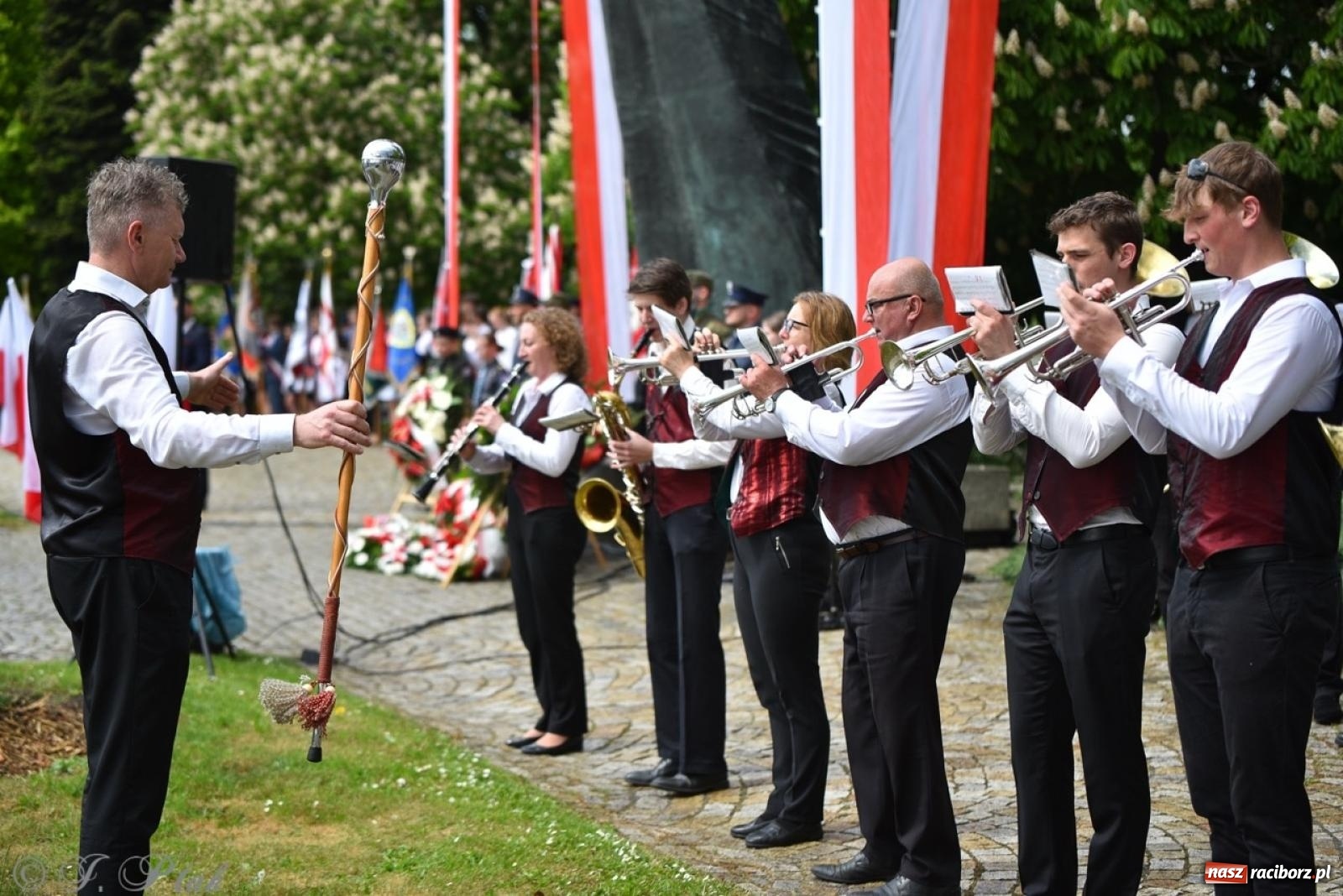Zdjęcie w galerii na portalu naszraciborz.pl: Obchody Trzeciego Maja w Raciborzu w strugach deszczu [FOTO i WIDEO] wiadomości z regionu