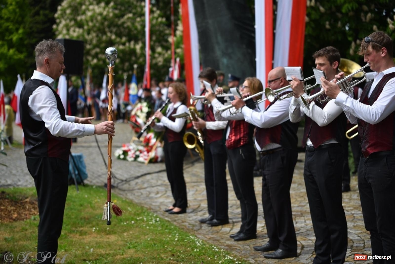 Zdjęcie w galerii na portalu naszraciborz.pl: Obchody Trzeciego Maja w Raciborzu w strugach deszczu [FOTO i WIDEO] wiadomości z regionu