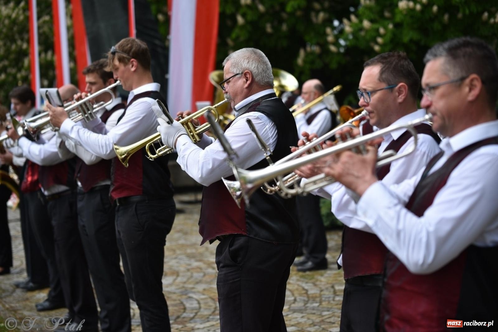 Zdjęcie w galerii na portalu naszraciborz.pl: Obchody Trzeciego Maja w Raciborzu w strugach deszczu [FOTO i WIDEO] wiadomości z regionu
