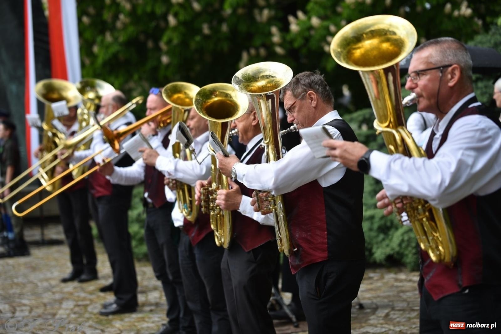Zdjęcie w galerii na portalu naszraciborz.pl: Obchody Trzeciego Maja w Raciborzu w strugach deszczu [FOTO i WIDEO] wiadomości z regionu