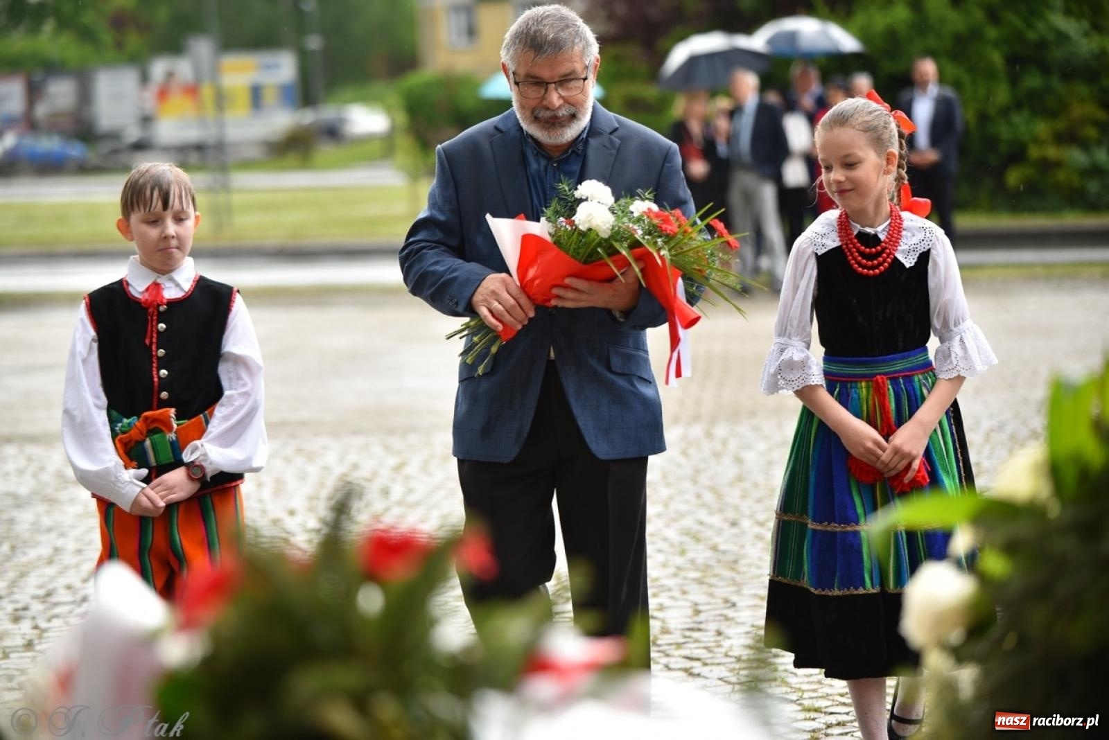 Zdjęcie w galerii na portalu naszraciborz.pl: Obchody Trzeciego Maja w Raciborzu w strugach deszczu [FOTO i WIDEO] wiadomości z regionu