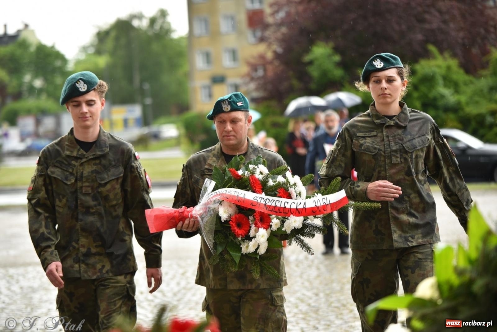 Zdjęcie w galerii na portalu naszraciborz.pl: Obchody Trzeciego Maja w Raciborzu w strugach deszczu [FOTO i WIDEO] wiadomości z regionu