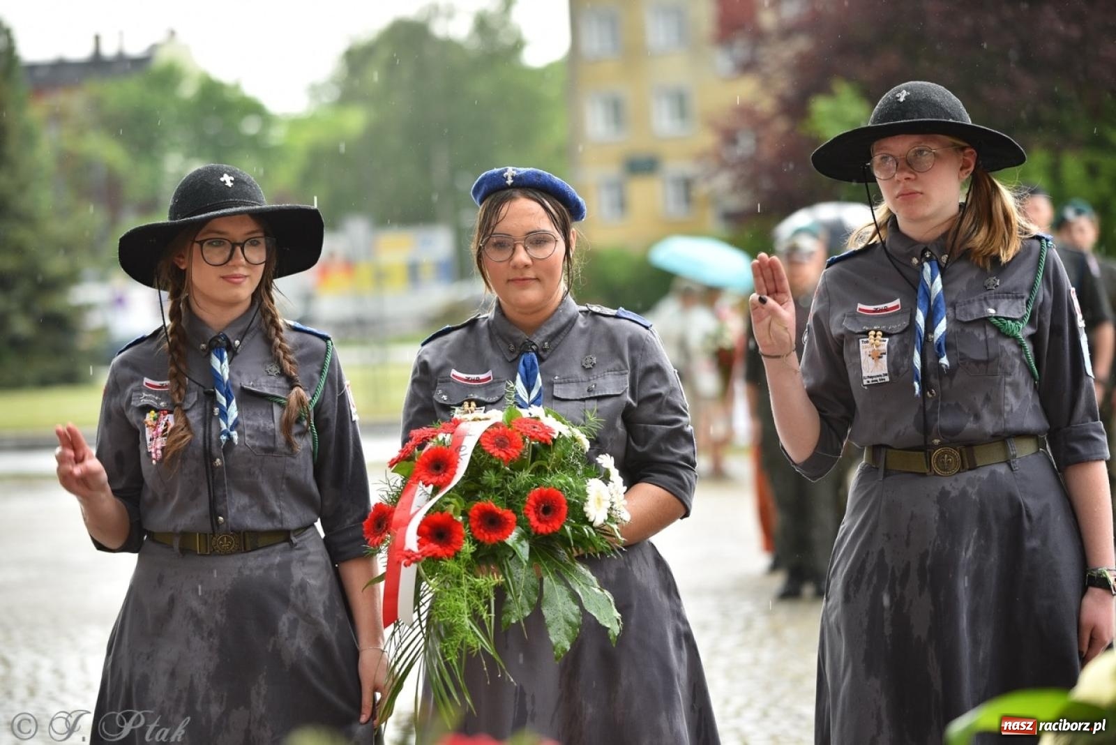 Zdjęcie w galerii na portalu naszraciborz.pl: Obchody Trzeciego Maja w Raciborzu w strugach deszczu [FOTO i WIDEO] wiadomości z regionu