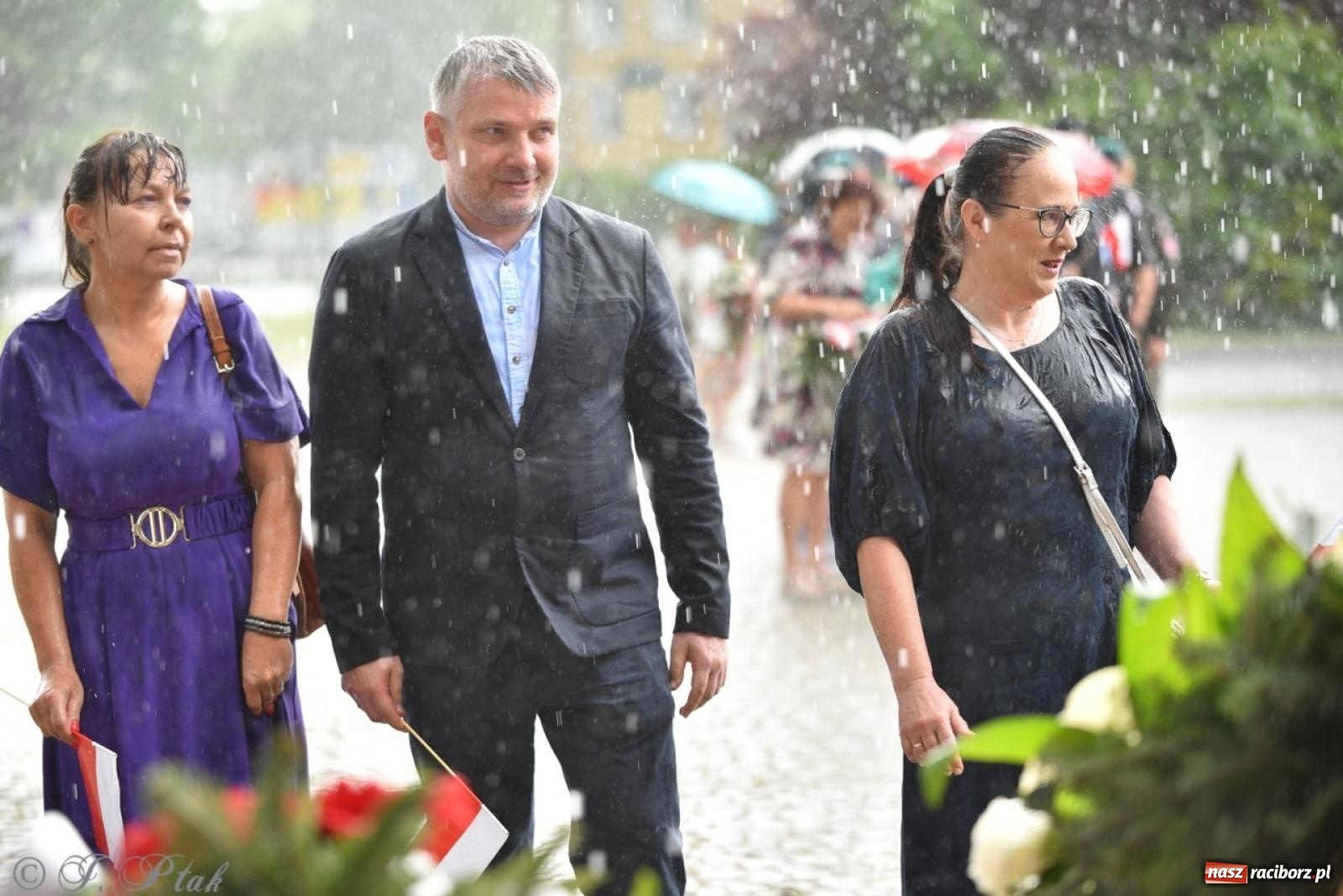 Zdjęcie w galerii na portalu naszraciborz.pl: Obchody Trzeciego Maja w Raciborzu w strugach deszczu [FOTO i WIDEO] wiadomości z regionu
