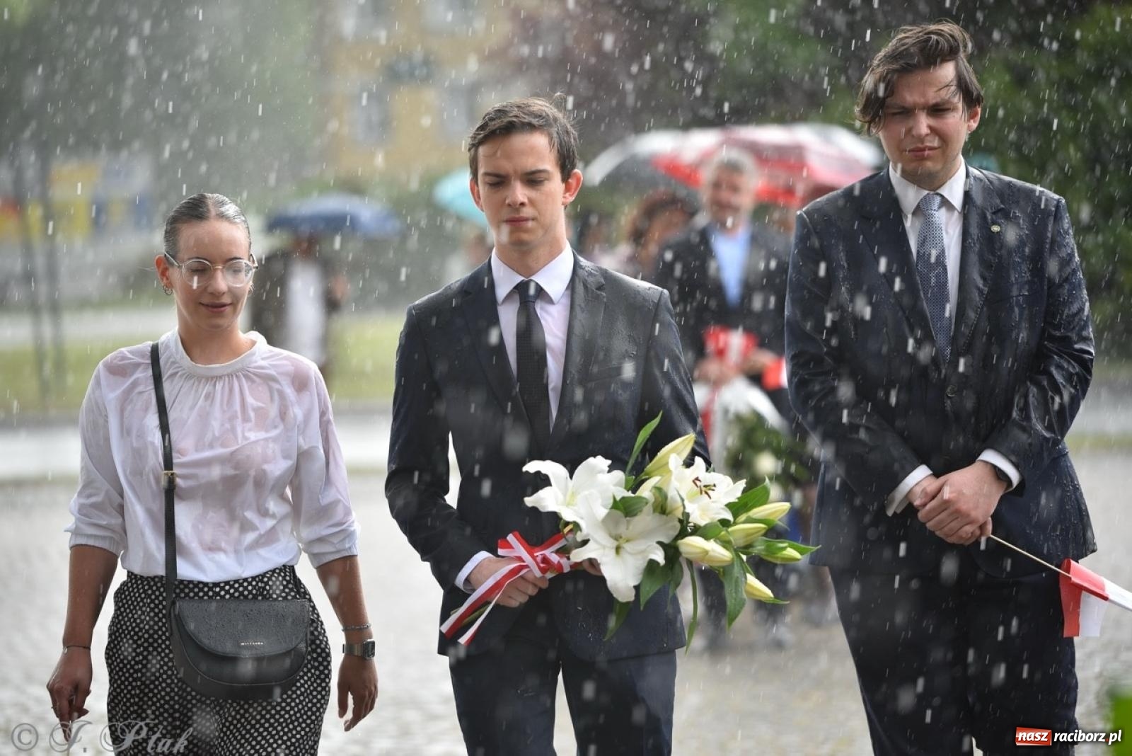 Zdjęcie w galerii na portalu naszraciborz.pl: Obchody Trzeciego Maja w Raciborzu w strugach deszczu [FOTO i WIDEO] wiadomości z regionu