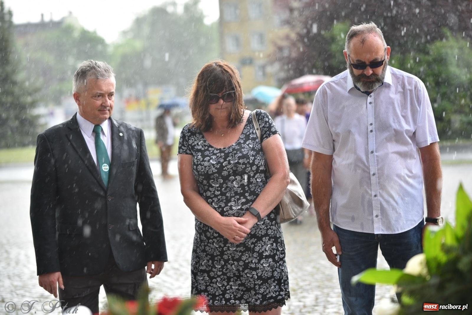 Zdjęcie w galerii na portalu naszraciborz.pl: Obchody Trzeciego Maja w Raciborzu w strugach deszczu [FOTO i WIDEO] wiadomości z regionu