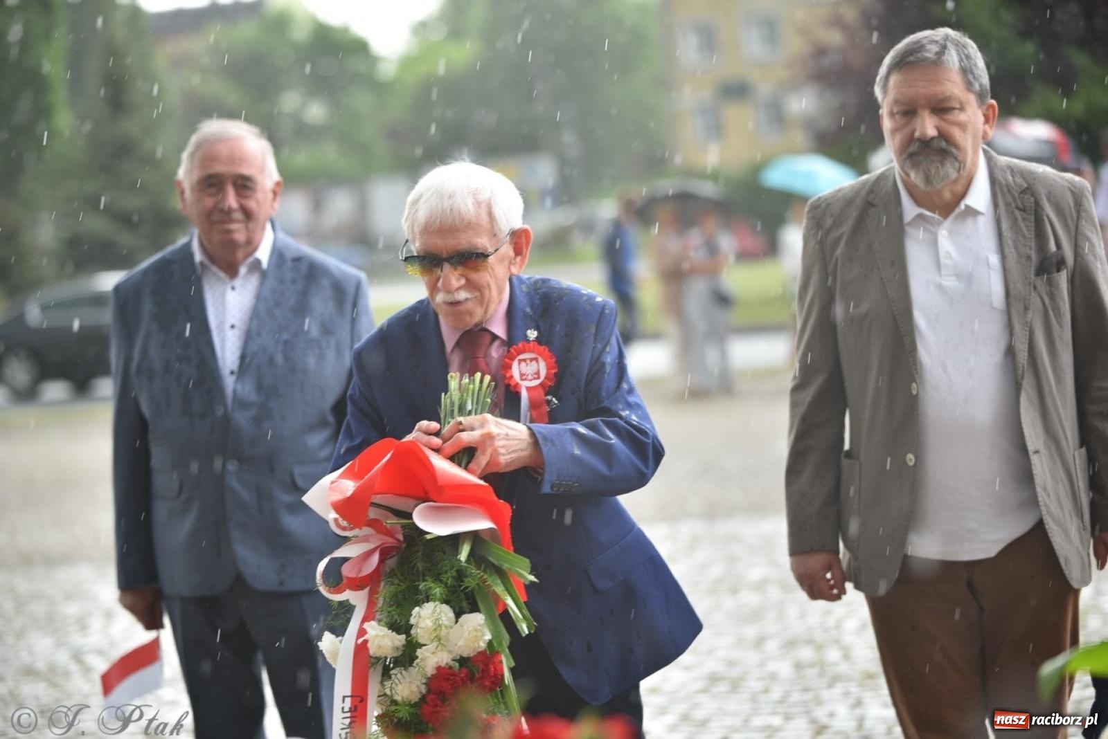 Zdjęcie w galerii na portalu naszraciborz.pl: Obchody Trzeciego Maja w Raciborzu w strugach deszczu [FOTO i WIDEO] wiadomości z regionu