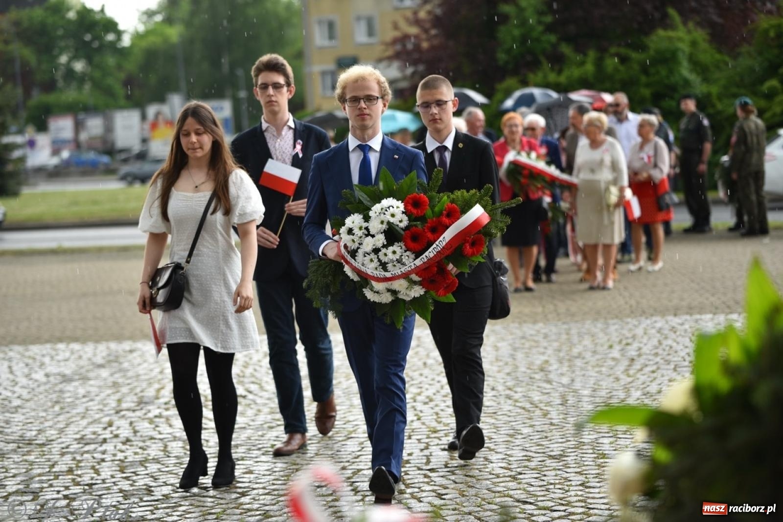 Zdjęcie w galerii na portalu naszraciborz.pl: Obchody Trzeciego Maja w Raciborzu w strugach deszczu [FOTO i WIDEO] wiadomości z regionu