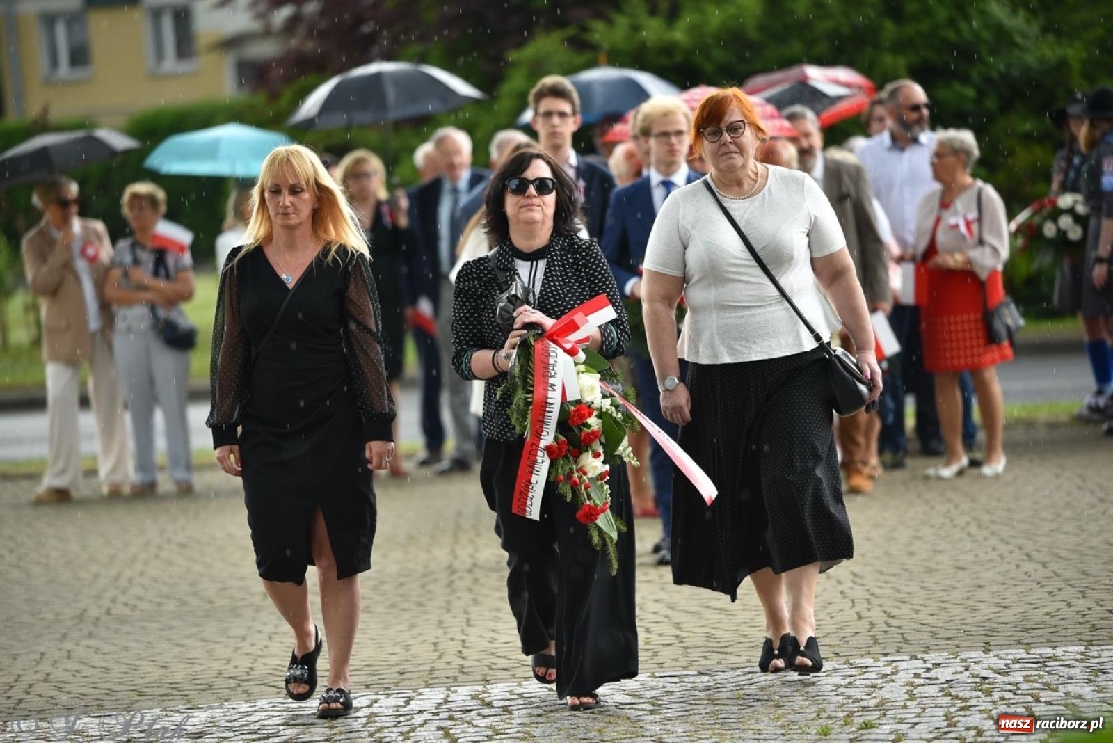 Zdjęcie w galerii na portalu naszraciborz.pl: Obchody Trzeciego Maja w Raciborzu w strugach deszczu [FOTO i WIDEO] wiadomości z regionu