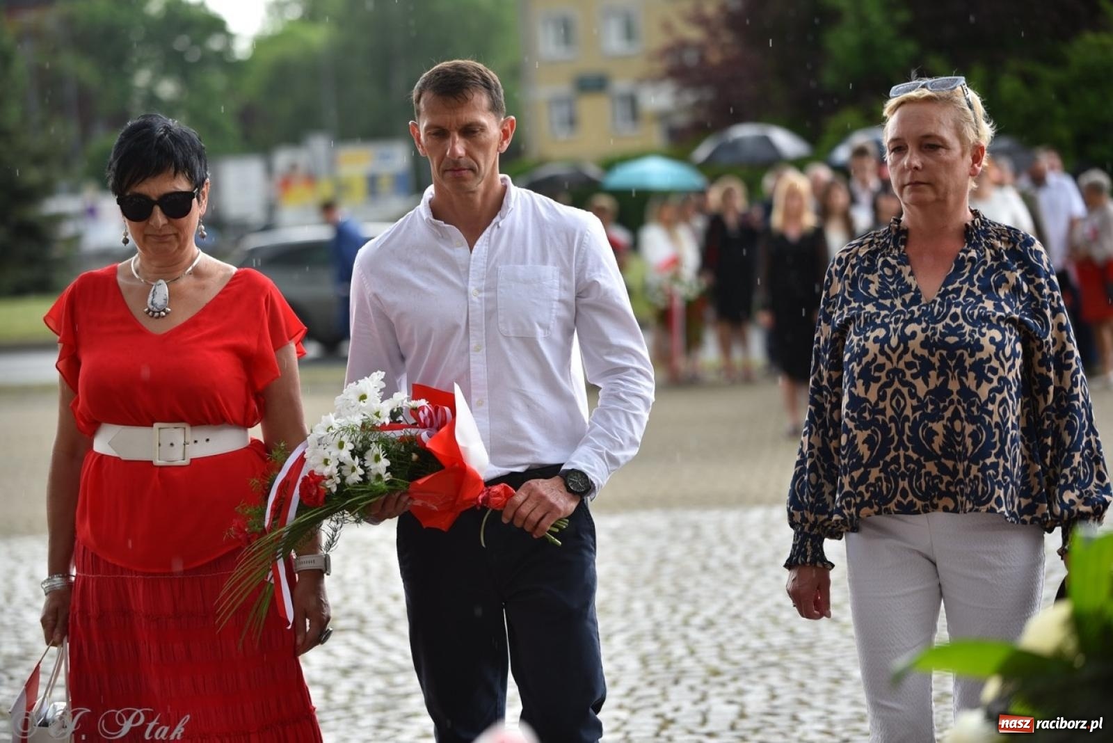 Zdjęcie w galerii na portalu naszraciborz.pl: Obchody Trzeciego Maja w Raciborzu w strugach deszczu [FOTO i WIDEO] wiadomości z regionu