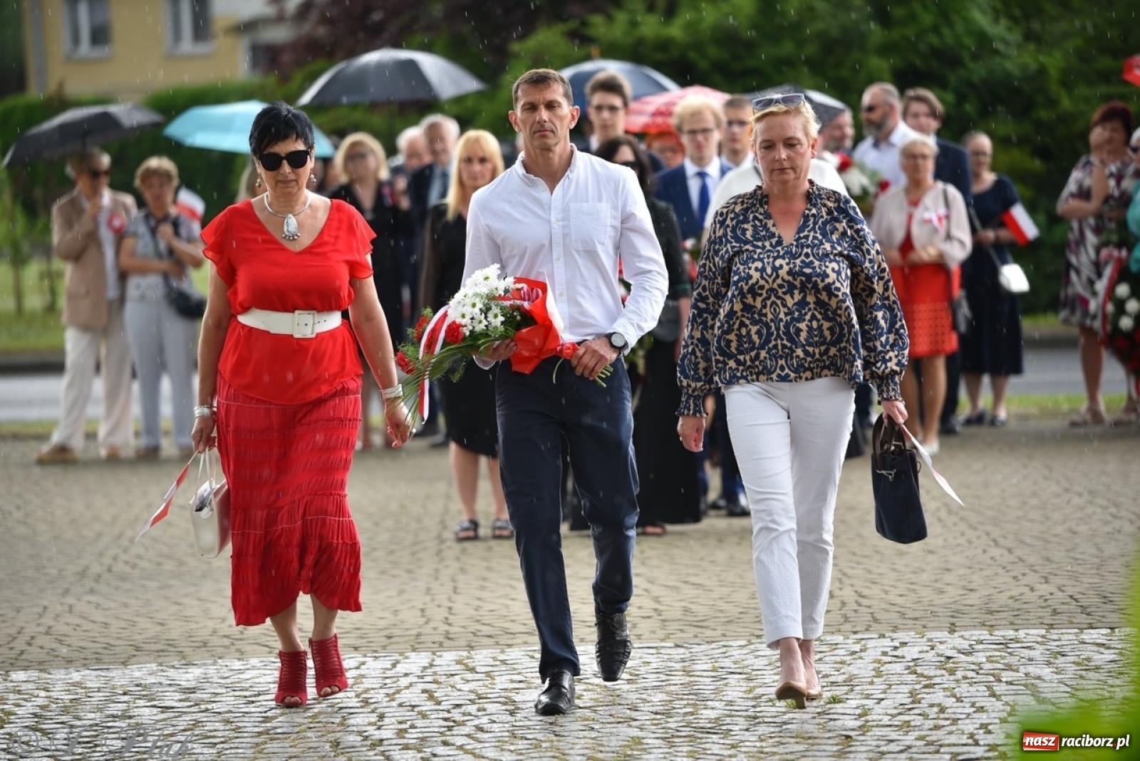 Zdjęcie w galerii na portalu naszraciborz.pl: Obchody Trzeciego Maja w Raciborzu w strugach deszczu [FOTO i WIDEO] wiadomości z regionu